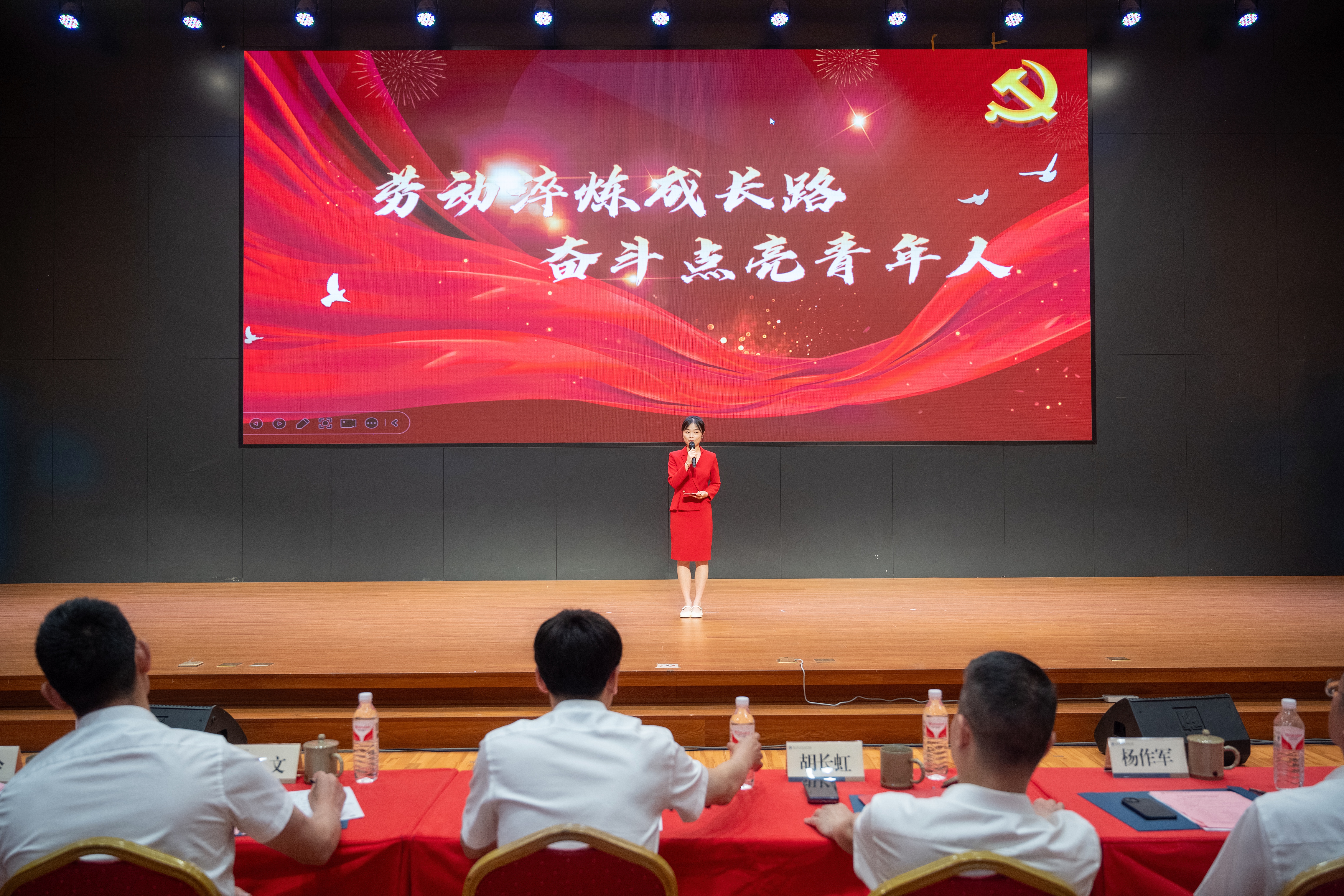 东方劳模故事.jpg